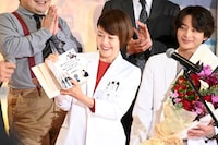 ドラマ「科捜研の女 ファイナル」ファンミーティングにて、共演者からメッセージ入りのアルバムを贈られ喜ぶ沢口靖子