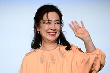 “なとちゃん”うちわを発見して手を振る名取裕子