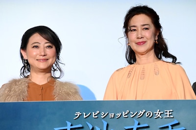 「テレビショッピングの女王 青池春香の事件チャンネル」完成披露上映会の様子。左から友近、名取裕子