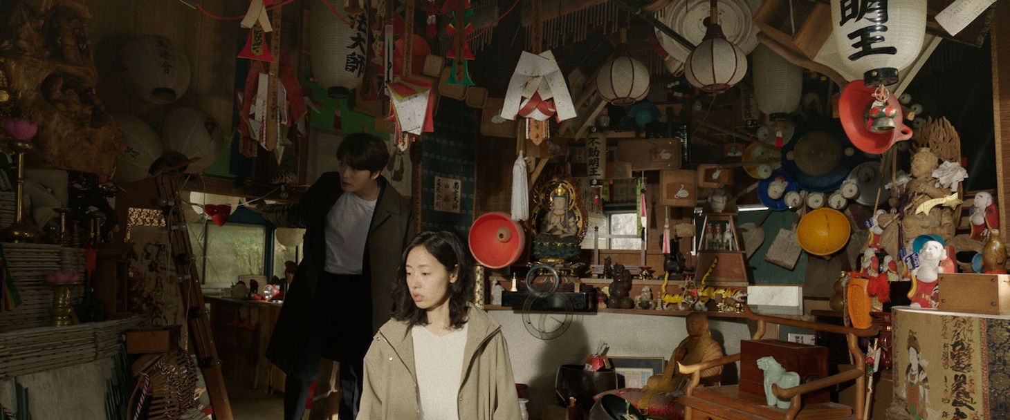 「神社 悪魔のささやき」新場面写真。神具に囲まれた部屋