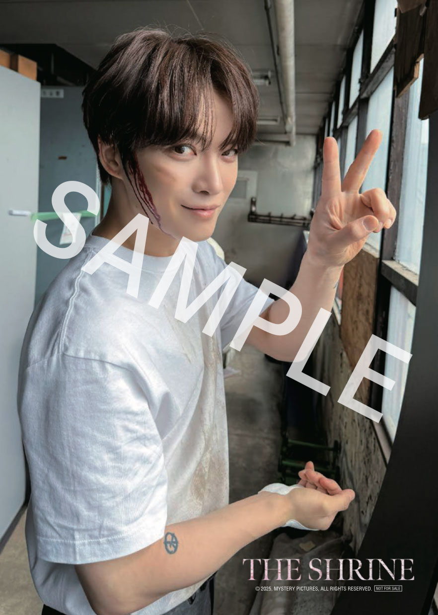 「神社 悪魔のささやき」ムビチケカード第2弾特典の「カレンダーカード2026」。JAEJOONGのメイキング写真が使用される