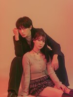 ドラマ「救い、巣喰われ」より、人気俳優・宝生千秋役のNOA（上）、駆け出しアイドル・南瀬天役の阪口珠美（下）