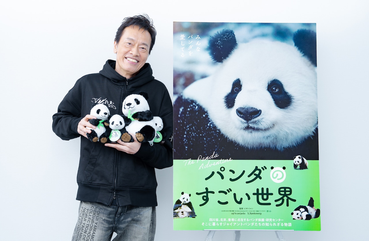 ドキュメンタリー映画「パンダのすごい世界」の日本語版でナレーションを担当する遠藤憲一（ぬいぐるみ協力：吉德）