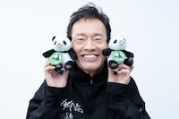 これまでに上野や神戸、和歌山でパンダに会いに行ったことがあるという遠藤憲一（ぬいぐるみ協力：吉德）