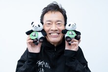 これまでに上野や神戸、和歌山でパンダに会いに行ったことがあるという遠藤憲一（ぬいぐるみ協力：吉德）