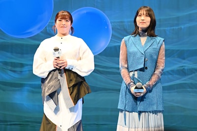 左からゴブタ役の泊明日菜、ユラ役の大西沙織