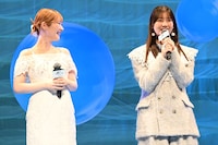 声優の岡咲美保（左）を前に、好きなキャラは「リムル」と告白する小坂菜緒（右）
