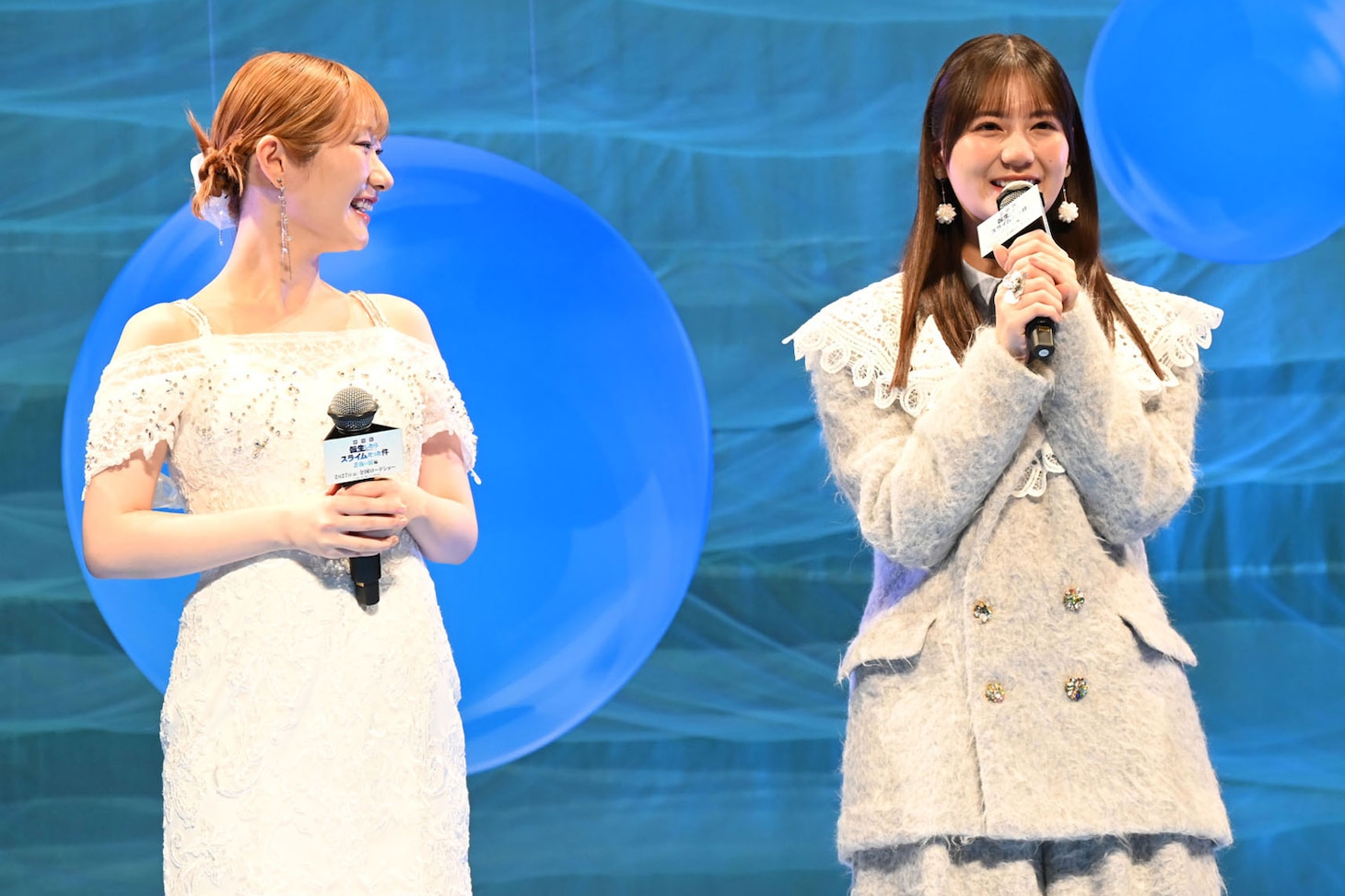 声優の岡咲美保（左）を前に、好きなキャラは「リムル」と告白する小坂菜緒（右）