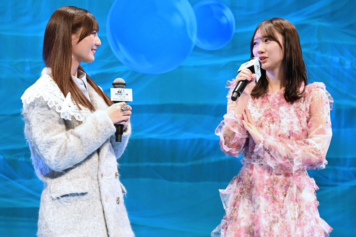 アフレコ時の感謝を伝え合う小坂菜緒（左）と藤嶌果歩（右）