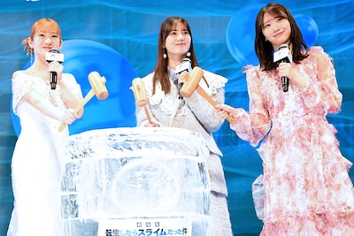 鏡開きの様子。左から岡咲美保、小坂菜緒、藤嶌果歩