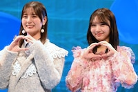 左からミオ役の小坂菜緒、ヨリ役の藤嶌果歩