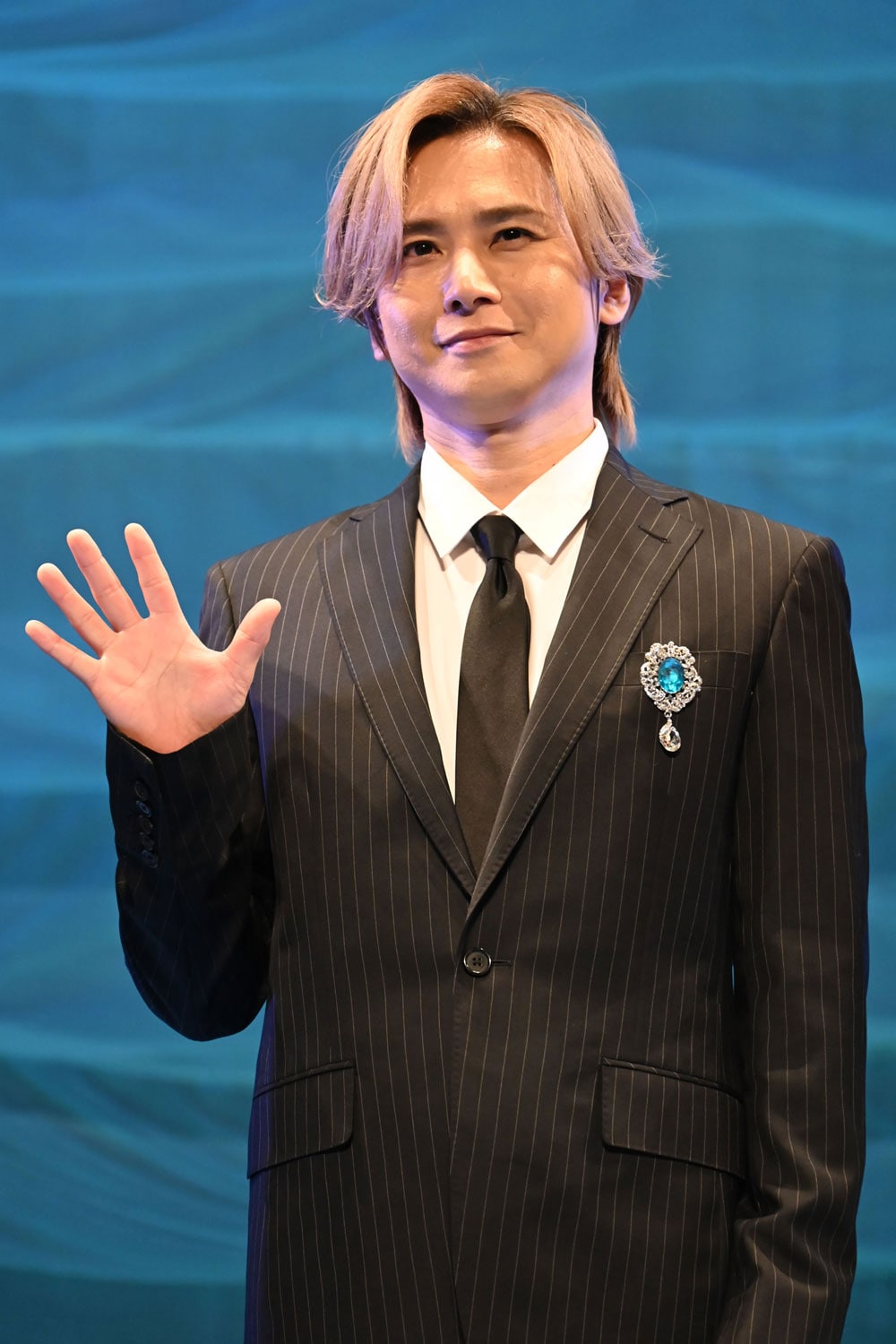 「劇場版 転生したらスライムだった件 蒼海の涙編」完成披露試写会にて、観客に手を振るゾドン役の堂本光一