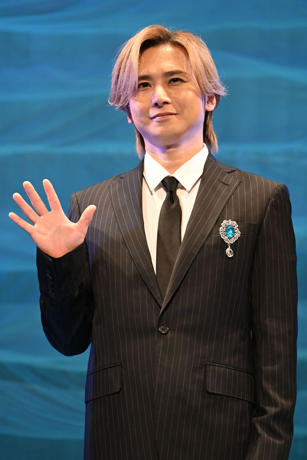 「劇場版 転生したらスライムだった件 蒼海の涙編」完成披露試写会にて、観客に手を振るゾドン役の堂本光一