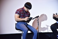 カリンバで「楓」を演奏する青木マッチョ