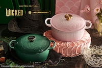 ル・クルーゼから1月28日に発売される「ウィキッドコレクション」。グリンダとエルファバそれぞれをモチーフにした鍋が用意された