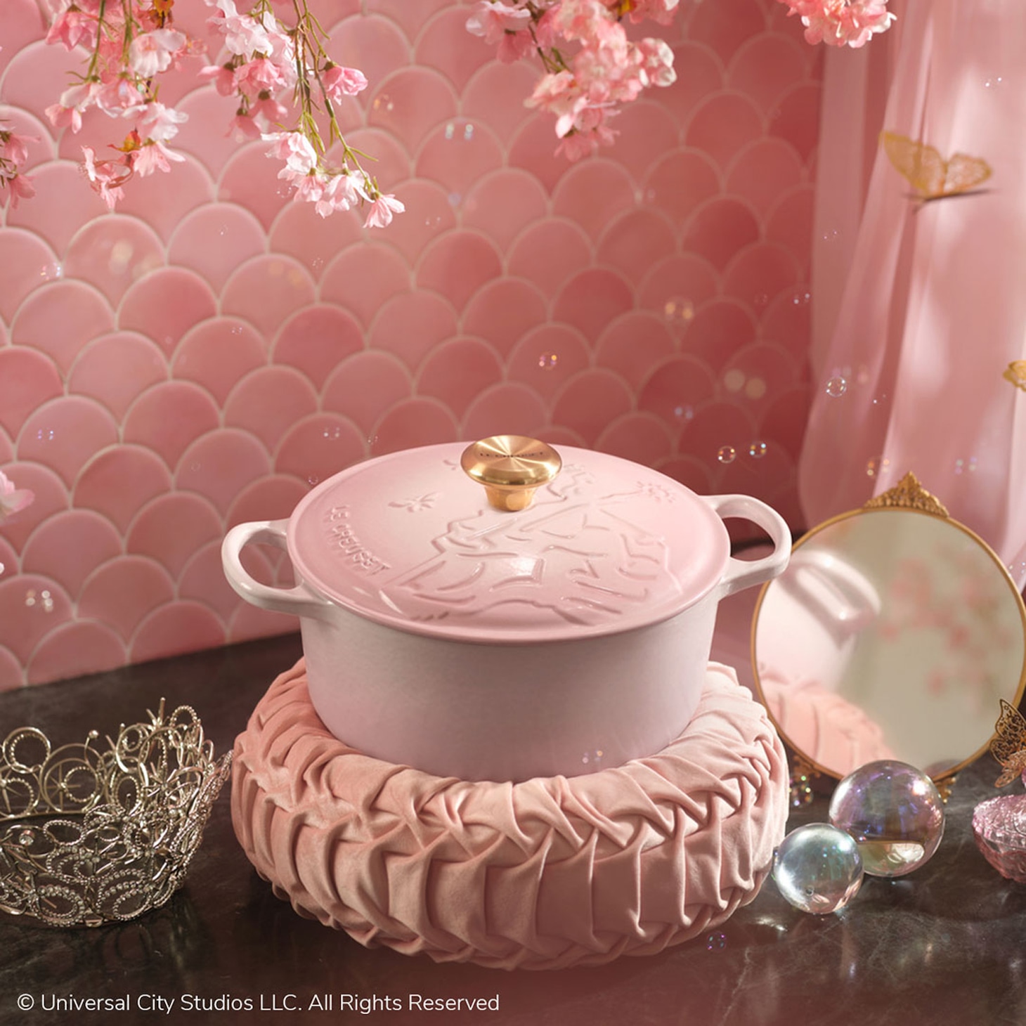 シグニチャー ココット・ロンド 24cm グリンダレリーフシェルピンク（税込5万5000円）