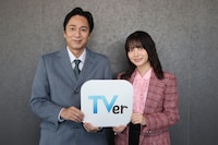 徳井義実（左）、桃月なしこ（右）