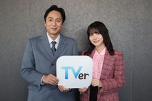 徳井義実（左）、桃月なしこ（右）