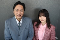 徳井義実（左）、桃月なしこ（右）