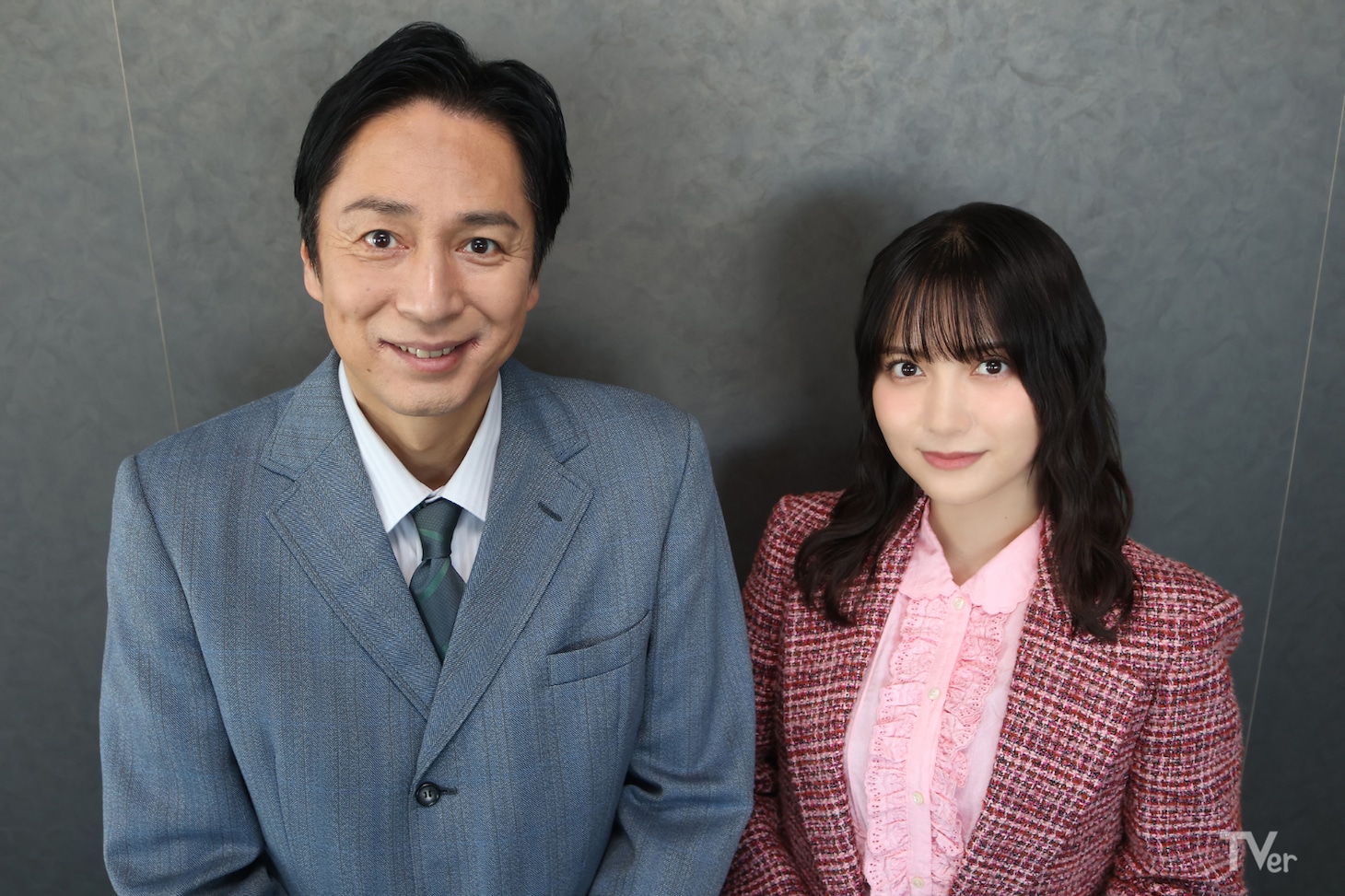 徳井義実（左）、桃月なしこ（右）