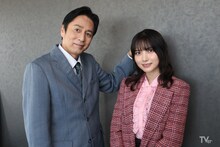 徳井義実（左）、桃月なしこ（右）