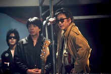 「ストリート・キングダム 自分の音を鳴らせ。」場面写真。左からユーイチ（峯田和伸）、S-TORA（大森南朋）