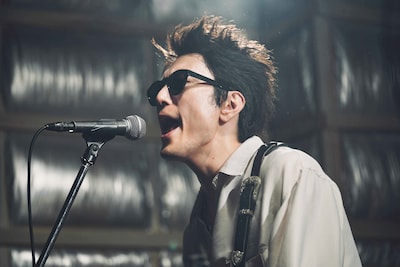 「ストリート・キングダム 自分の音を鳴らせ。」場面写真。ライブで歌唱するDEEP（間宮祥太朗）