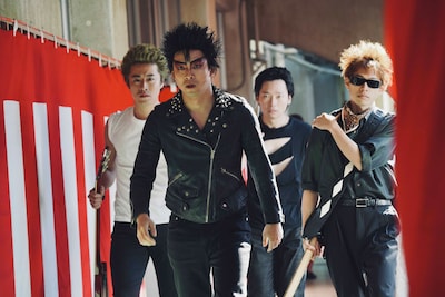 「ストリート・キングダム 自分の音を鳴らせ。」場面写真。派手なメイクでライブに臨む未知ヲ（仲野太賀）