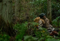 「脛擦りの森」より、高橋一生演じる謎の男