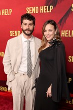 左からディラン・オブライエン、レイチェル・マクアダムス