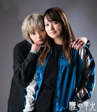 「朧の華火」特別ティザービジュアル。瑞希役の福室莉音（右）、トーダ役の米村真理（左）