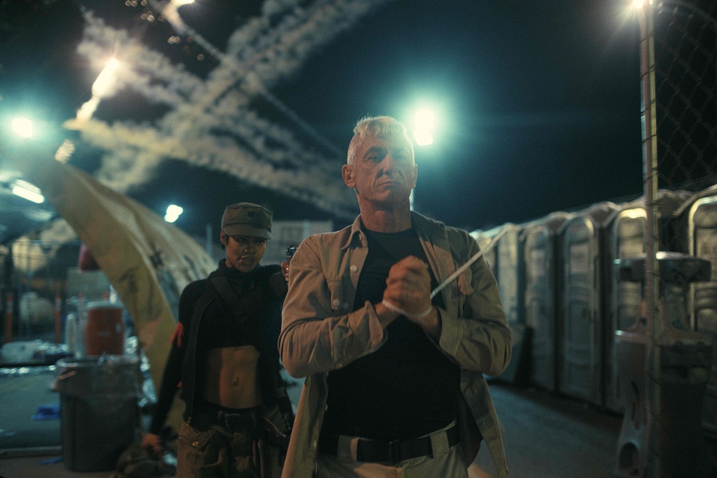 「ワン・バトル・アフター・アナザー」のショーン・ペン（手前）©2025 Warner Bros. Entertainment Inc. and Domain Pictures, LLC. All Rights Reserved.