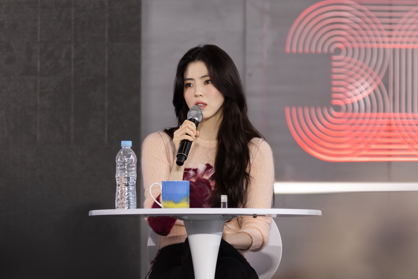 第30回釜山国際映画祭の会見に出席したハン・ソヒ