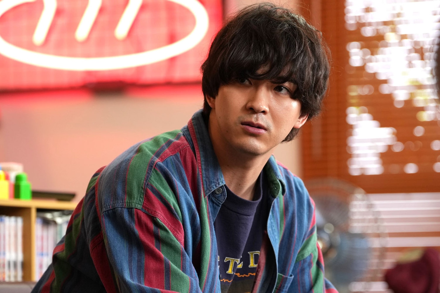 ドラマ「ラジオスター」より、甲斐翔真演じる能登出身の青年・海野リクト