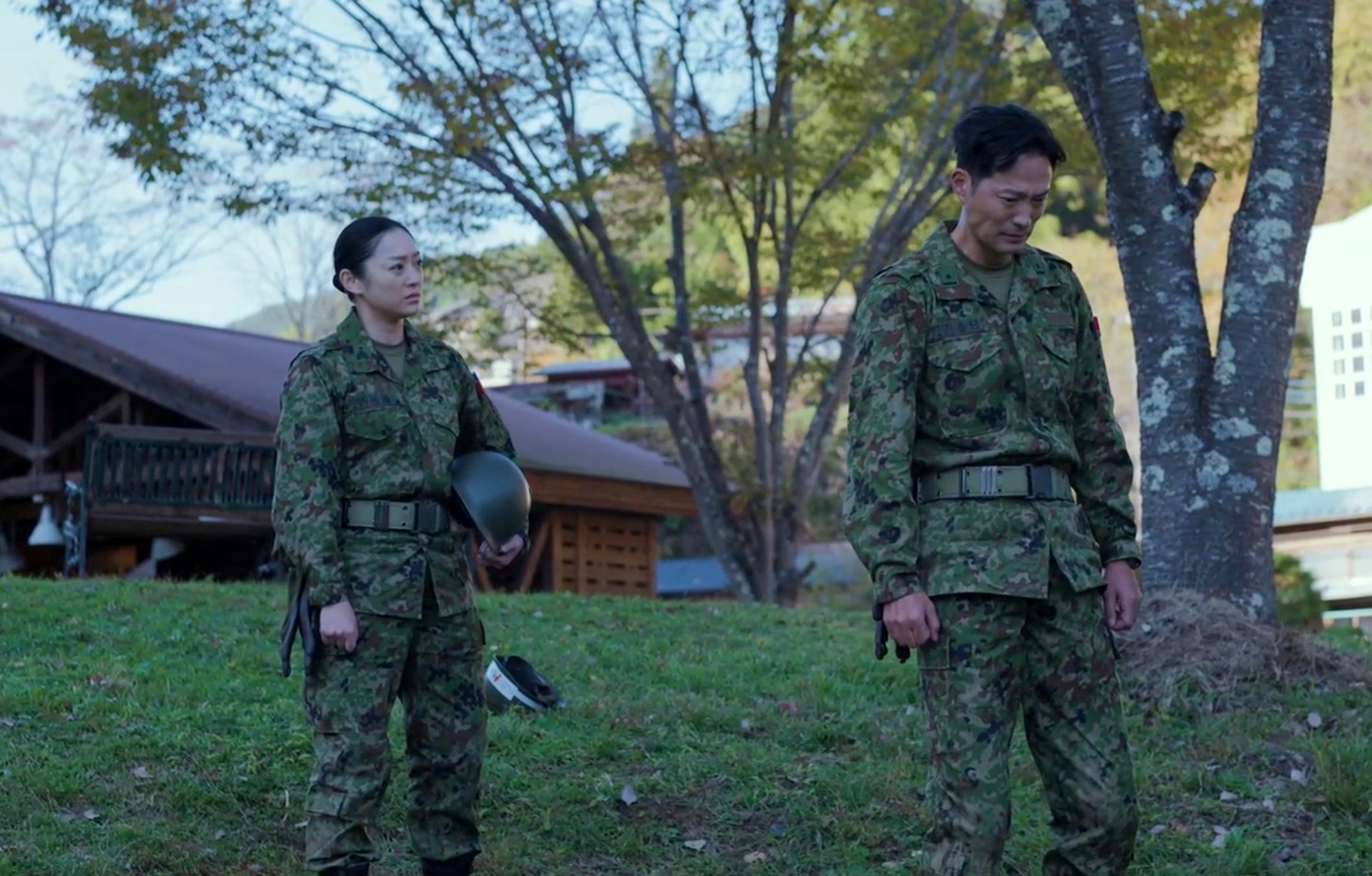 映画「宣誓」場面写真。左から竹島由夏演じる自衛隊員・佐藤、前川泰之演じる自衛隊員・春日三尉