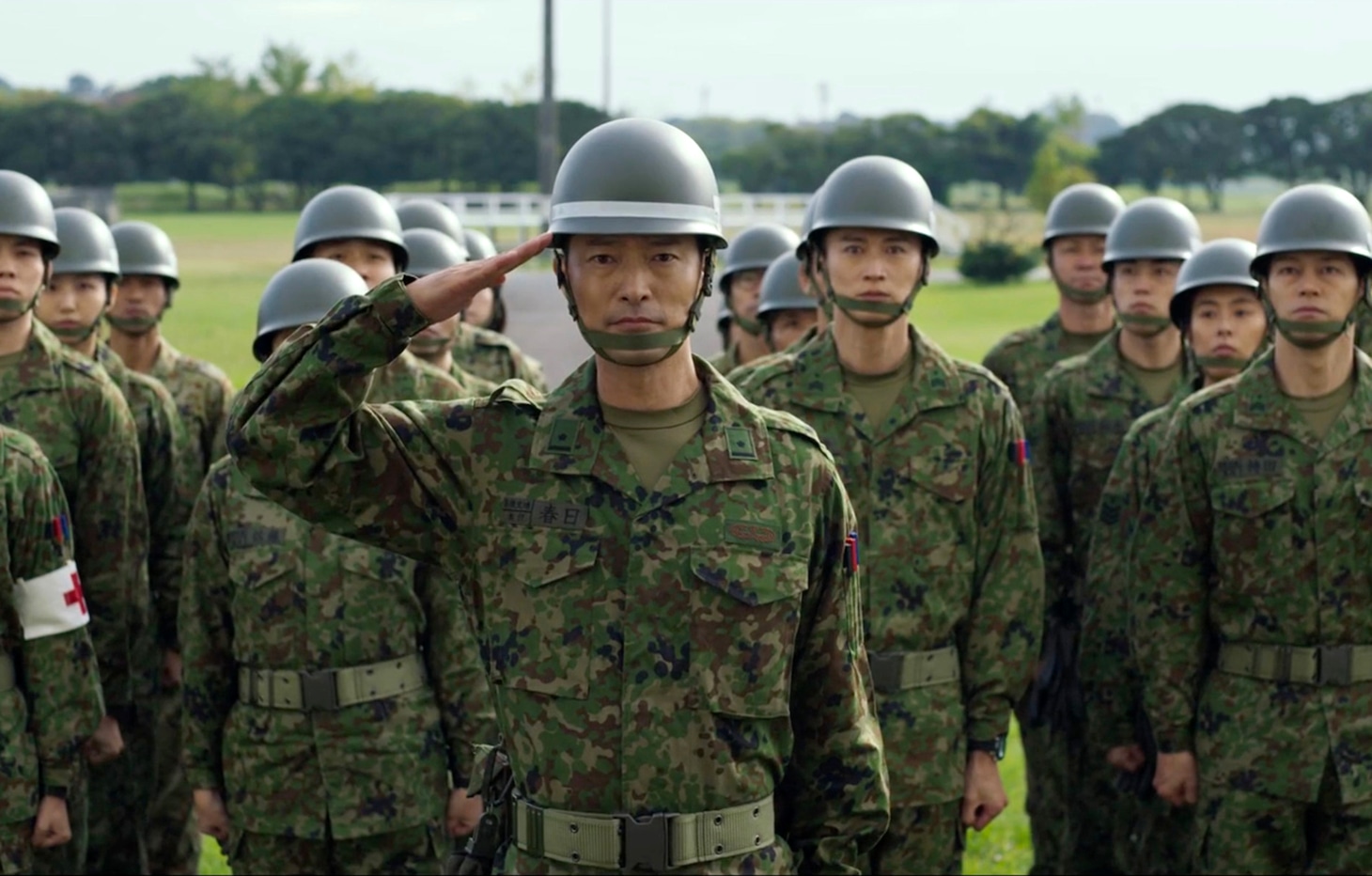 映画「宣誓」場面写真。前川泰之演じる自衛隊員・春日三尉（中央）