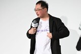 劇中のアイドルグループ・ハッピー☆ファンファーレの“箱推しTシャツ”を着て登壇した深田晃司