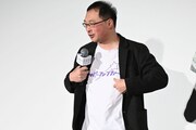 劇中のアイドルグループ・ハッピー☆ファンファーレの“箱推しTシャツ”を着て登壇した深田晃司