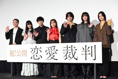 映画「恋愛裁判」初日舞台挨拶にて、左から深田晃司、仲村悠菜、津田健次郎、齊藤京子、倉悠貴、唐田えりか、小川未祐