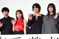 映画「恋愛裁判」初日舞台挨拶にて、左から津田健次郎、齊藤京子、倉悠貴、唐田えりか