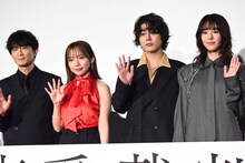 映画「恋愛裁判」初日舞台挨拶にて、左から津田健次郎、齊藤京子、倉悠貴、唐田えりか