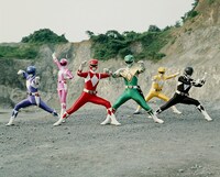 恐竜戦隊ジュウレンジャー。左からトリケラレンジャー、プテラレンジャー、ティラノレンジャー、ドラゴンレンジャー、タイガーレンジャー、マンモスレンジャー ©東映