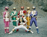 五星戦隊ダイレンジャー。
後列左からホウオウレンジャー、シシレンジャー、リュウレンジャー、キリンレンジャー、テンマレンジャー、前列がキバレンジャー ©東映