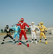 忍者戦隊カクレンジャー。左からニンジャブラック、ニンジャブルー、ニンジャレッド、ニンジャホワイト、ニンジャイエロー ©東映