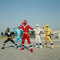 忍者戦隊カクレンジャー。左からニンジャブラック、ニンジャブルー、ニンジャレッド、ニンジャホワイト、ニンジャイエロー ©東映