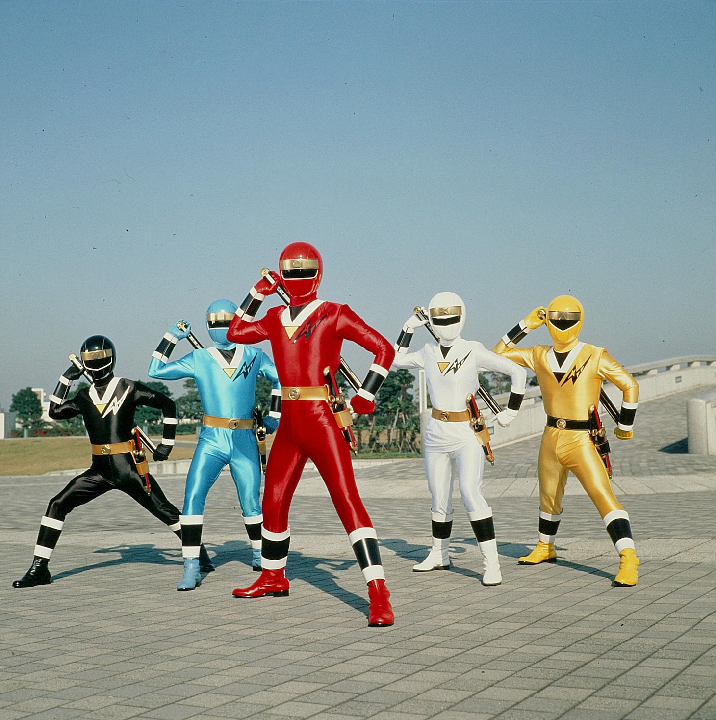 忍者戦隊カクレンジャー。左からニンジャブラック、ニンジャブルー、ニンジャレッド、ニンジャホワイト、ニンジャイエロー ©東映