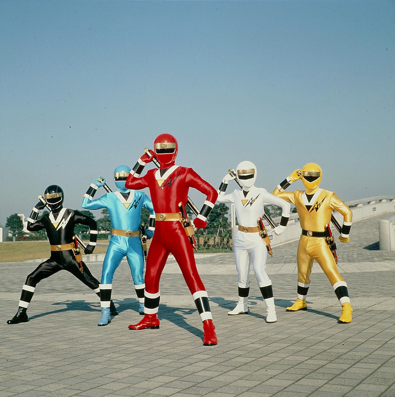 忍者戦隊カクレンジャー。左からニンジャブラック、ニンジャブルー、ニンジャレッド、ニンジャホワイト、ニンジャイエロー ©東映