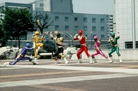 超力戦隊オーレンジャー。左からオーブルー、オーイエロー、キングレンジャー、オーレッド、オーピンク、オーグリーン ©東映