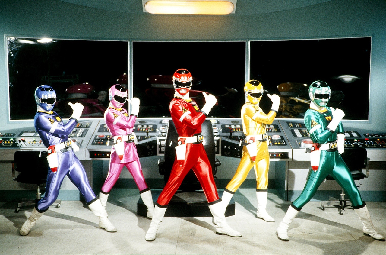 激走戦隊カーレンジャー。左からブルーレーサー、ピンクレーサー、レッドレーサー、イエローレーサー、グリーンレーサー ©東映