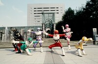 星獣戦隊ギンガマン。左から黒騎士、ギンガグリーン、ギンガブルー、ギンガレッド、ギンガピンク、ギンガイエロー ©東映